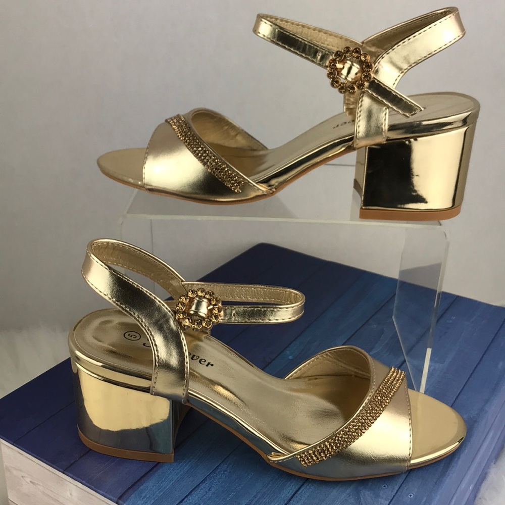 Low Chunky Heel Open Toe Buckled Sandal.